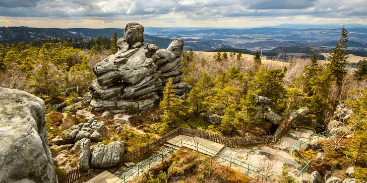 665 schodů do skalního města a skalní bludiště