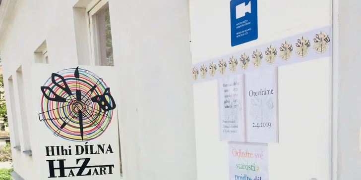 Vstup do umělecké dílny se širokým zaměřením: malování, keramika, dekorace a další