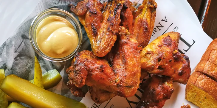 Kuřecí křídla v pivovarské restauraci: 1–2 kg až pro 4 osoby, s pivem i bez vč. možnosti rozvozu