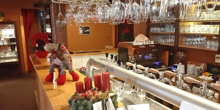 Kuřecí křídla v pivovarské restauraci: 1–2 kg až pro 4 osoby, s pivem i bez vč. možnosti rozvozu