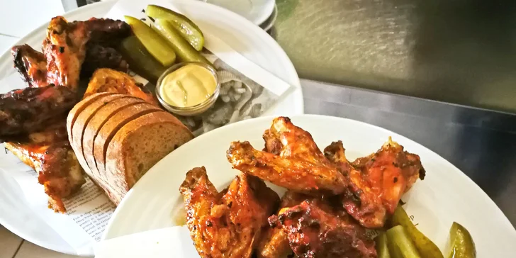 Kuřecí křídla v pivovarské restauraci: 1–2 kg až pro 4 osoby, s pivem i bez vč. možnosti rozvozu