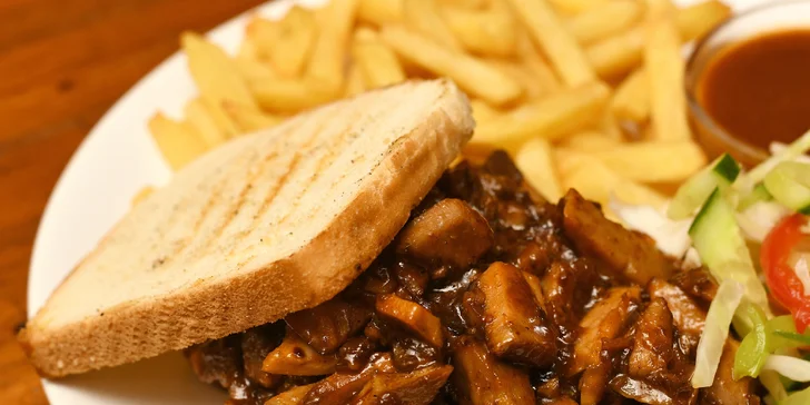 Klasická česká hospůdka: trhaný sendvič nebo burger Fíček a hranolky