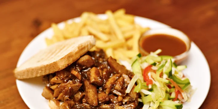 Klasická česká hospůdka: trhaný sendvič nebo burger Fíček a hranolky