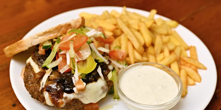 Klasická česká hospůdka: trhaný sendvič nebo burger Fíček a hranolky