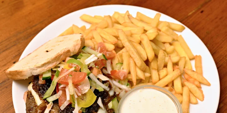 Klasická česká hospůdka: trhaný sendvič nebo burger Fíček a hranolky