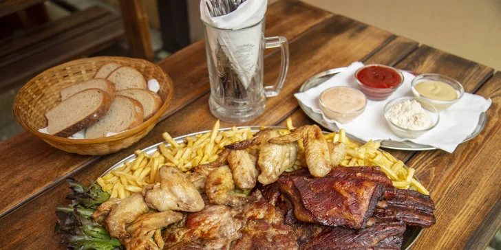 Užijte si hody s partou: 1,5 kg steaků, žeber, křidýlek a porce hranolků