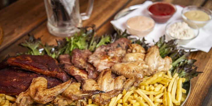 Užijte si hody s partou: 1,5 kg steaků, žeber, křidýlek a porce hranolků