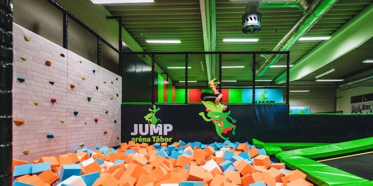Jump aréna Tábor plná atrakcí: 1 nebo 2 hod. v trampolínovém parkour centru s plochou 1200 m²