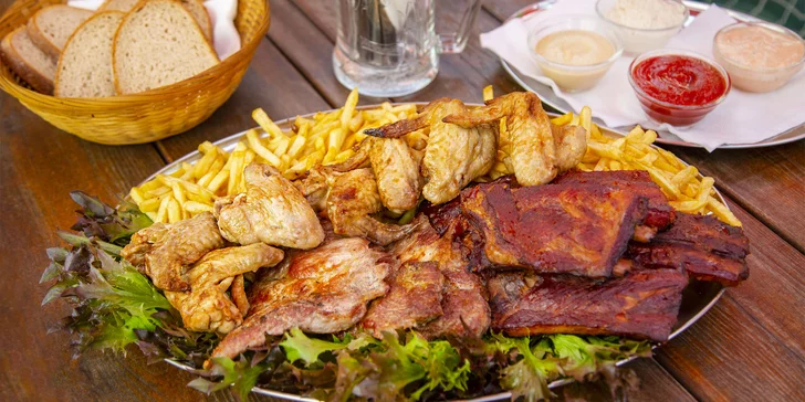 Užijte si hody s partou: 1,5 kg steaků, žeber, křidýlek a porce hranolků