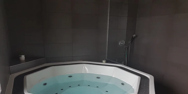 Pobyt v Třeboni: pobyt se snídaněmi, romantickou večeří a relax ve vířivce a sauně