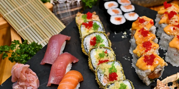 Degustační menu pro dva: polévka tom kha gai, velký výběr sushi i lahev vína