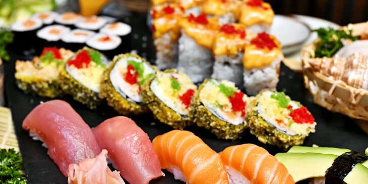 Nabité sushi menu s polévkou i salátem pro dva v centru Prahy: losos, krevety, tuňák i avokádo