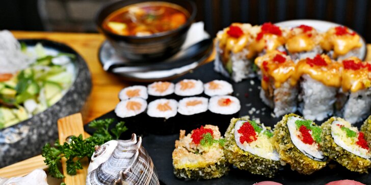 Degustační menu pro dva: polévka tom kha gai, salát i velký výběr lahodných sushi rolek