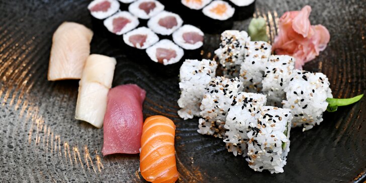 Bohaté sushi sety i s polévkou tomyum gai i salátem z mořských řas