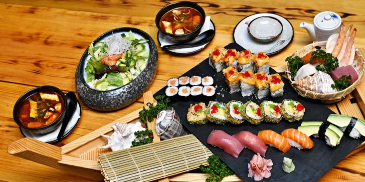 Degustační menu pro dva: polévka tom kha gai, velký výběr sushi i lahev vína