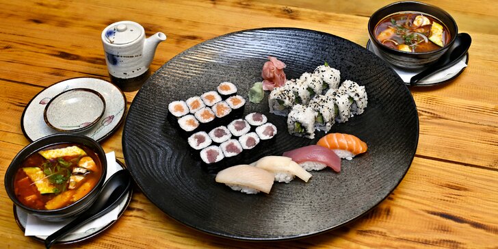 Bohaté sushi sety i s polévkou tomyum gai i salátem z mořských řas