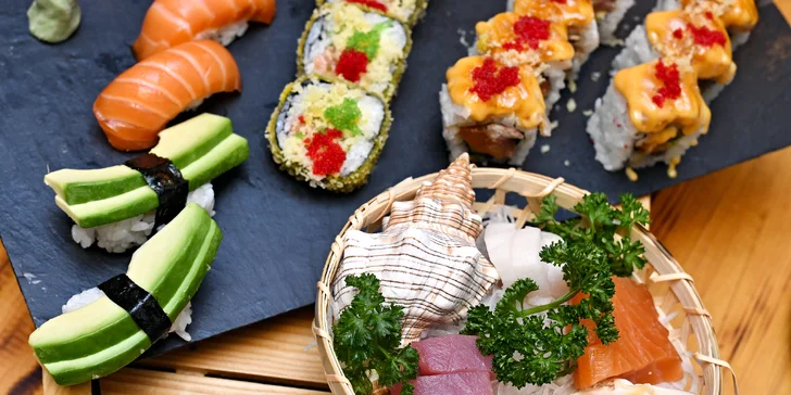 Degustační menu pro dva: polévka tom kha gai, velký výběr sushi i lahev vína