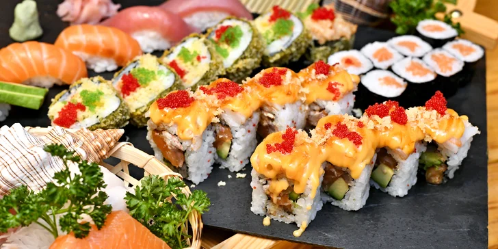 Nabité sushi menu pro dva v centru Prahy: losos, krevety, tuňák i avokádo
