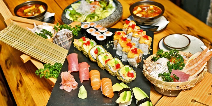 Degustační menu pro dva: polévka tom kha gai, velký výběr sushi i lahev vína