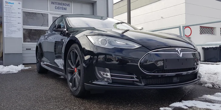 Zaměřeno na každý detail: Profesionální ruční mytí automobilů a leštění laku
