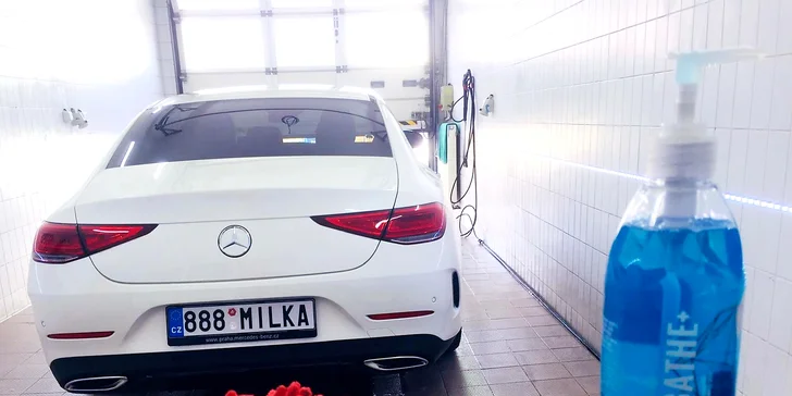 Zaměřeno na každý detail: Profesionální ruční mytí automobilů a leštění laku