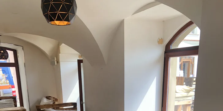 Posezení u vodní dýmky včetně 2 ledových čajů na Perštýnském náměstí