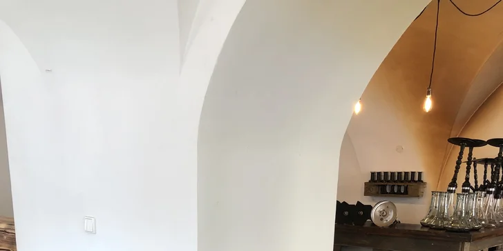 Posezení u vodní dýmky včetně 2 ledových čajů na Perštýnském náměstí