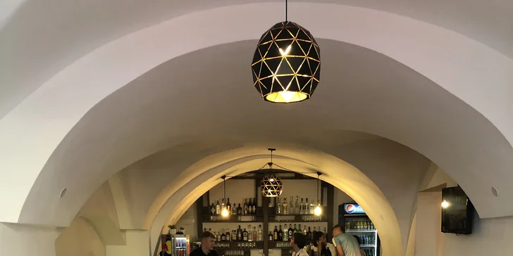 Posezení u vodní dýmky včetně 2 ledových čajů na Perštýnském náměstí