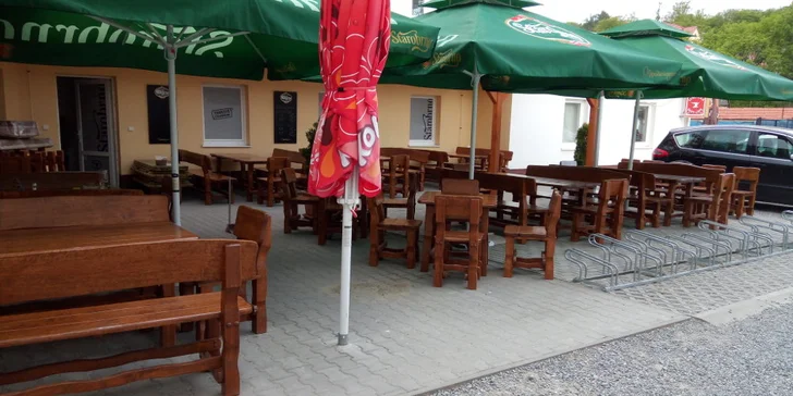 Steakové prkno pro partu přátel: 4 druhy masa, hranolky, rösti a 2 omáčky