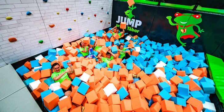 Jump aréna Tábor plná atrakcí: 1 nebo 2 hod. v trampolínovém parkour centru s plochou 1200 m²