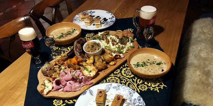 Degustační prkénko s uzeným masem, jitrnicemi i jelity nebo vepřové koleno