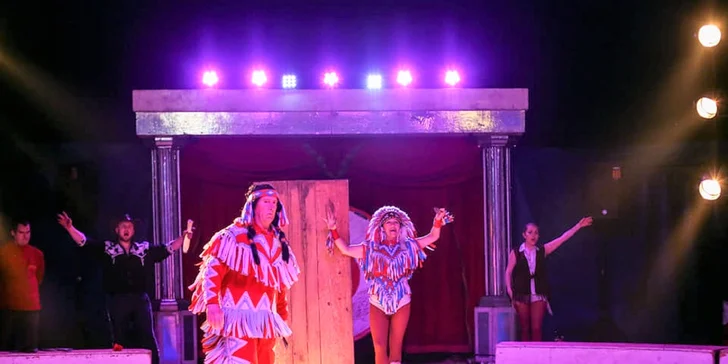 Chýbať nebude ani indiánska show, v ktorej praví Indiáni predvedú dychberúce ohňové predstavenie, vrhanie nožov, či dokonca hádzanie lasom a sekerou!