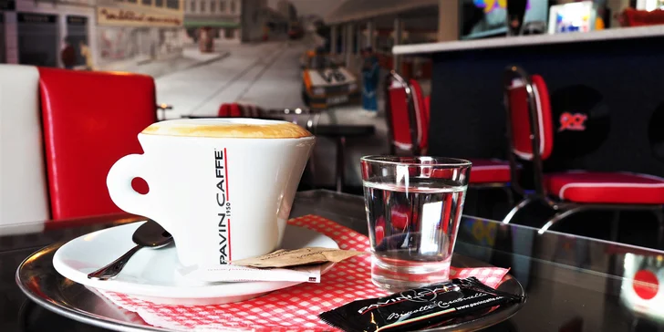 Panini s hovězím, kuřecím, šunkou či mozzarellou a teplý nápoj dle výběru v Retro Baru Brno