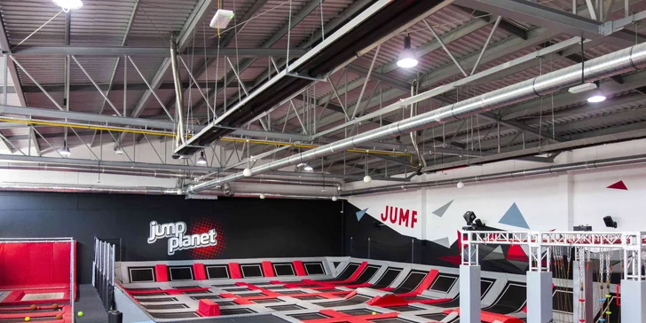 Hodina skákání v Jump Planet Brno: trampolíny, ninja dráha, parkour zóna, obří bazén s houbičkami a 9D kino