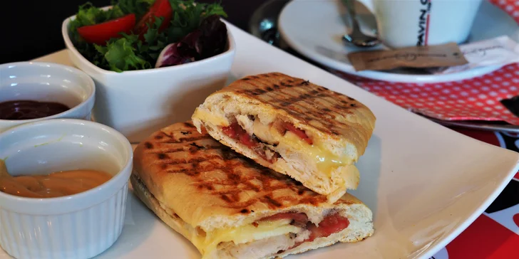Panini s hovězím, kuřecím, šunkou či mozzarellou a teplý nápoj dle výběru v Retro Baru Brno