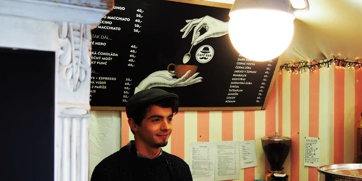 Horké drinky na vánočních trzích: s panákem slivovice, vodky, rumu i tatratea