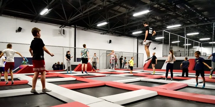 Hodina skákání v Jump Planet Brno: trampolíny, ninja dráha, parkour zóna, obří bazén s houbičkami a 9D kino