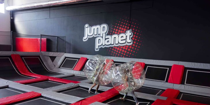 Hodina skákání v Jump Planet Brno: trampolíny, ninja dráha, parkour zóna, obří bazén s houbičkami a 9D kino