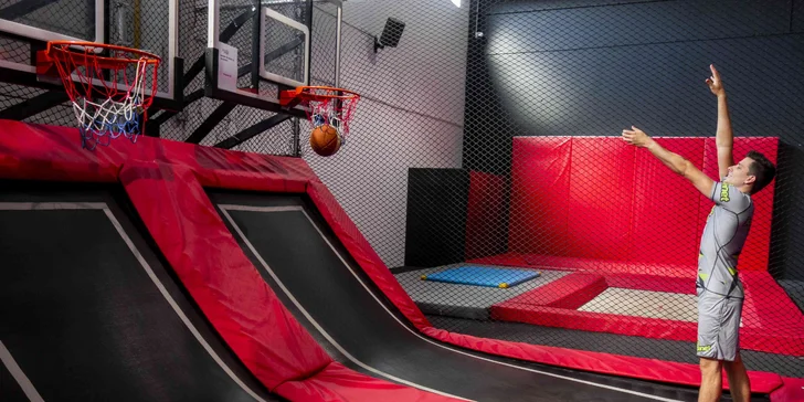 Hodina skákání v Jump Planet Brno: trampolíny, ninja dráha, parkour zóna, obří bazén s houbičkami a 9D kino
