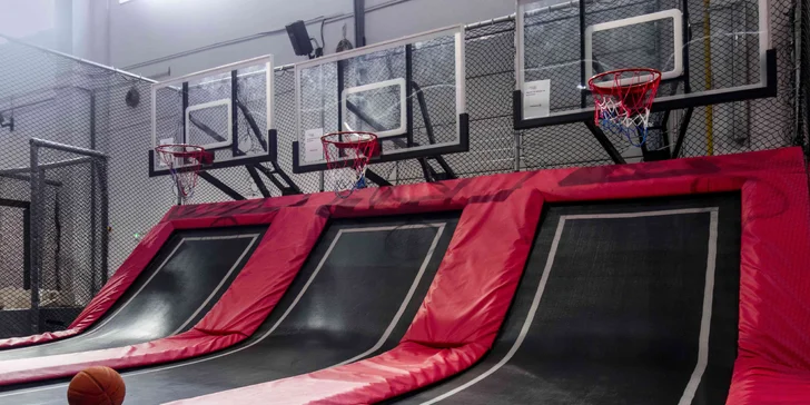 Hodina skákání v Jump Planet Brno: trampolíny, ninja dráha, parkour zóna, obří bazén s houbičkami a 9D kino