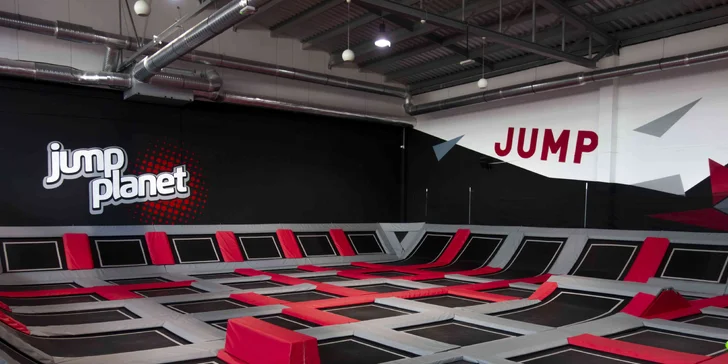 Hodina skákání v Jump Planet Brno: trampolíny, ninja dráha, parkour zóna, obří bazén s houbičkami a 9D kino