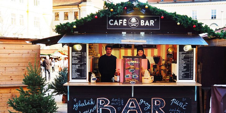 Horké drinky na vánočních trzích: s panákem slivovice, vodky, rumu i bylinného likéru