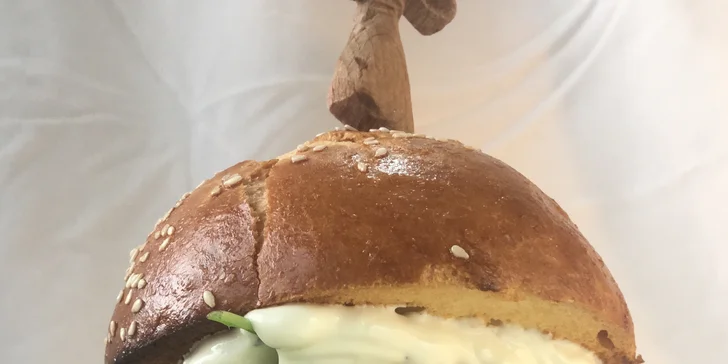 Burger dle výběru z 5 druhů, hranolky, dip i pivo či nealko nápoj