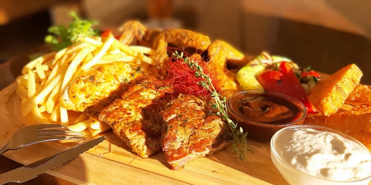 Steakové prkno pro partu přátel: 4 druhy masa, hranolky, rösti a 2 omáčky