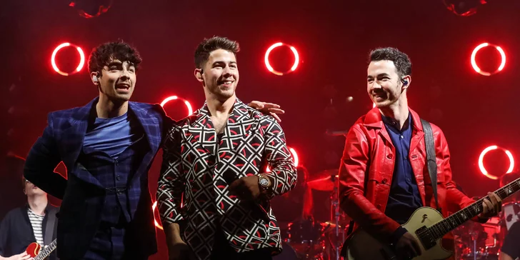 Únorový koncert Jonas Brothers v Berlíně: doprava autobusem a vstupenka