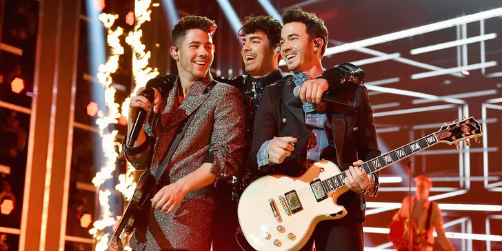 Únorový koncert Jonas Brothers v Berlíně: doprava autobusem a vstupenka
