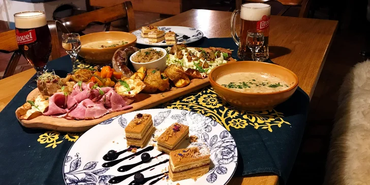 Degustační prkénko s uzeným masem, jitrnicemi i jelity nebo vepřové koleno