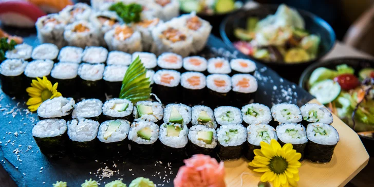 Nabité sety v sushi baru na Újezdě: až 56 ks, saláty i polévky