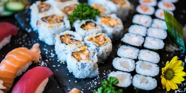 Nabité sety v sushi baru na Újezdě: až 56 ks, saláty i polévky