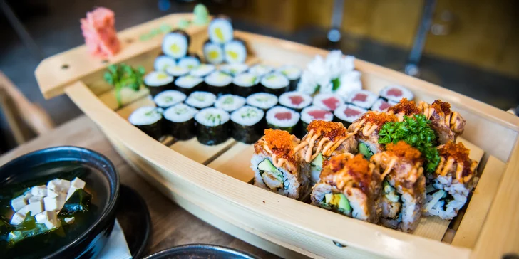 Nabité sety v sushi baru na Újezdě: až 56 ks, saláty i polévky